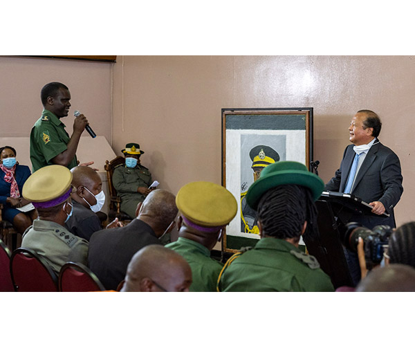 Prem Rawat visite une prison au Zimbabwe dans le cadre du Programme d’éducation pour la paix